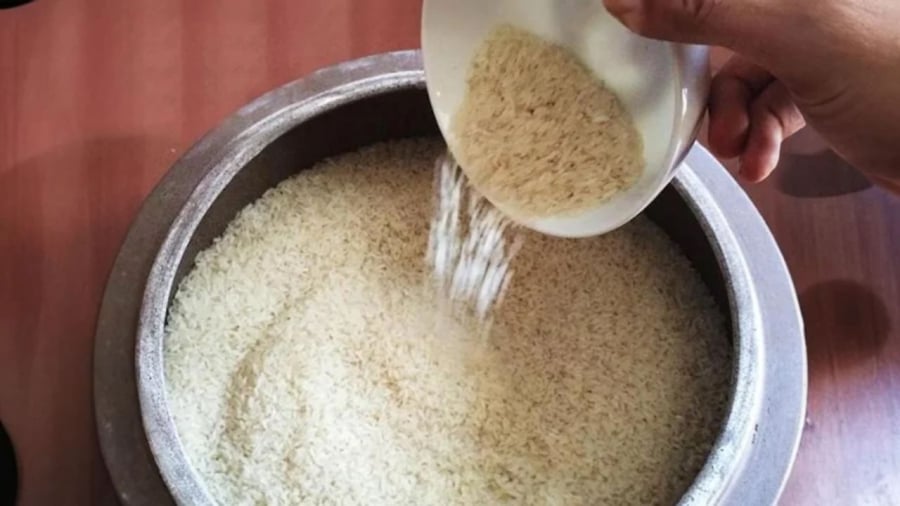 Gạo đựng trong thùng gốm giúp bảo quản gạo tốt hơn lại hợp về phong thủy ngũ hành