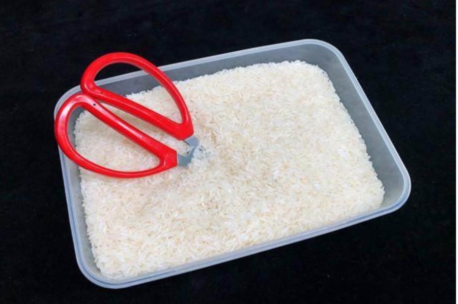 Lợi ích khi cắm kéo vào thùng gạo