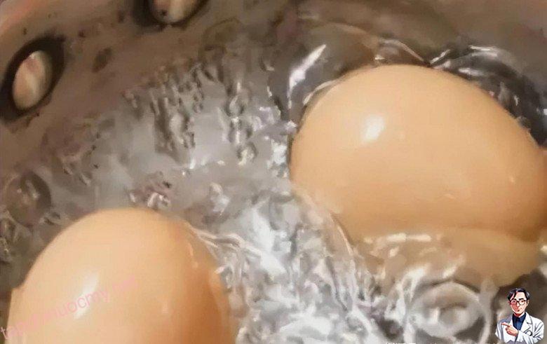 Luộc trứng dùng nước sôi hay nước lạnh đều sai bét, nhớ 5 điểm này, luộc xong chỉ chạm nhẹ là vỏ tự bong - 3
