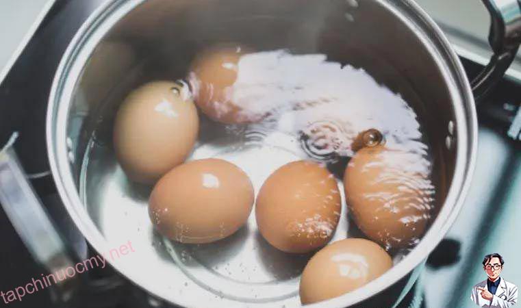 Luộc trứng dùng nước sôi hay nước lạnh đều sai bét, nhớ 5 điểm này, luộc xong chỉ chạm nhẹ là vỏ tự bong - 1