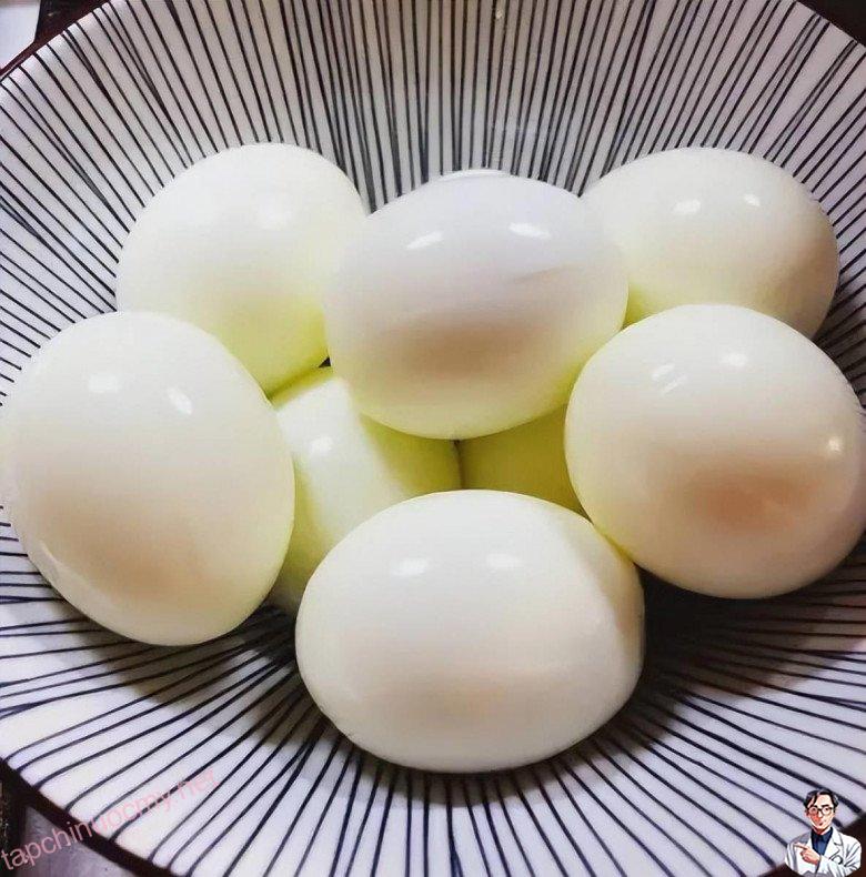 Luộc trứng dùng nước sôi hay nước lạnh đều sai bét, nhớ 5 điểm này, luộc xong chỉ chạm nhẹ là vỏ tự bong - 7
