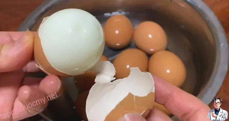 Luộc trứng dùng nước sôi hay nước lạnh đều sai bét, nhớ 5 điểm này, luộc xong chỉ chạm nhẹ là vỏ tự bong - 6